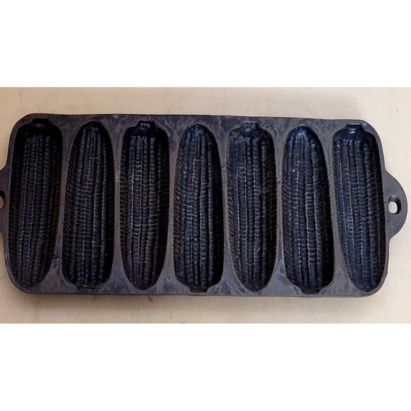 Vintage Cast Iron Cornbread Pan Made in USA Makes 7 Corn Shaped Loaves Metal - Picture 1 of 9